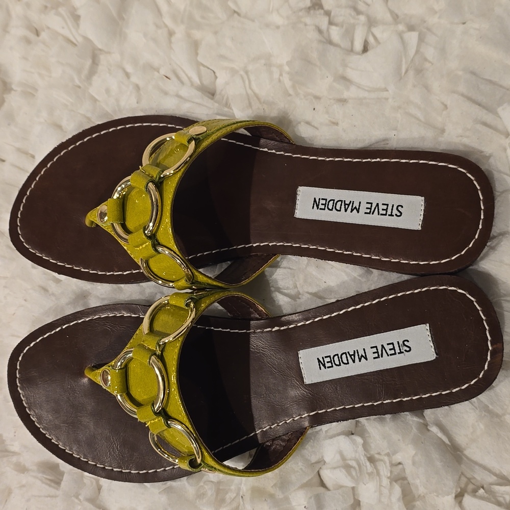 Steve Madden Swindlee Women's Size 7.5 Lime Green Flat Thong Sandals - Picture 6 of 10